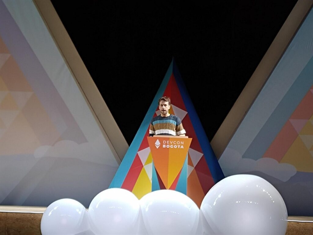 justin Drake durante su presentación en la DevCon Colombia 2022