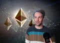 desarrollador Justin Drake con logos de ethereum y red digital en el fondo