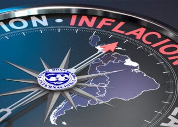 Brújula con logo de la FMI apuntando a "inflación" junto a mapa de Latinoamérica.