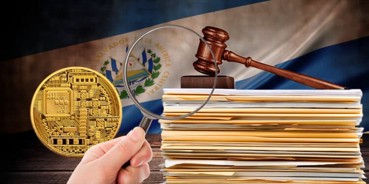 mano sostiene lupa sobre documentos legales junto a criptomoneda con bandera de El Salvador en el fondo