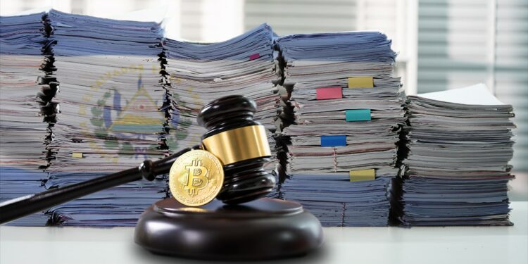 Papeles apilados con la bandera de El Salvador y maso de juez con BTC