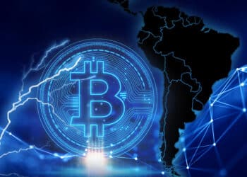 mapa de latinoamérica con logo de bitcoin, relámpagos y red digital en el fondo