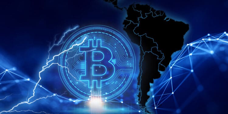 mapa de latinoamérica con logo de bitcoin, relámpagos y red digital en el fondo