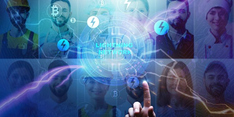 mano seleccionando bitcoin dentro edla lightningi network con reampagos y trabajadores en el fondo