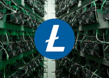 logo de Litecoin en frente de granja de minería de criptomonedas