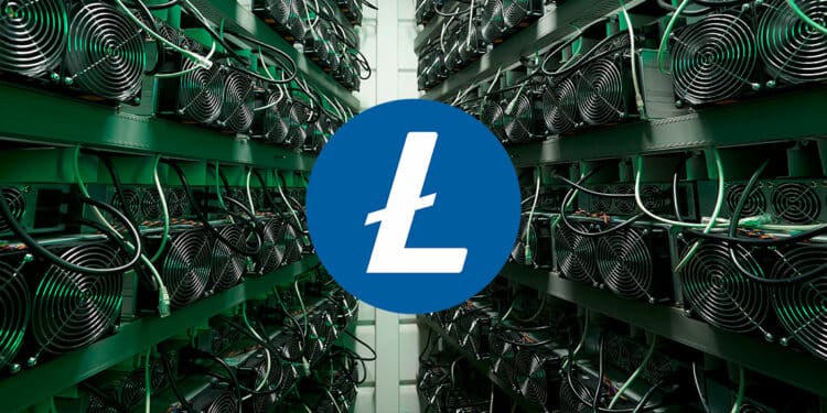 logo de Litecoin en frente de granja de minería de criptomonedas