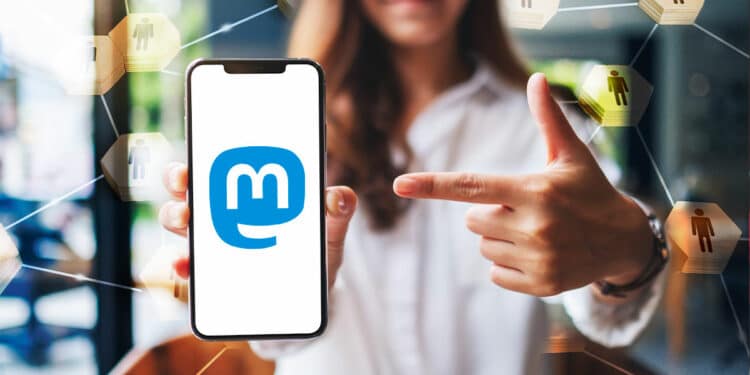 Usuario con redes descentralizadas al fondo y teléfono con logo de mastodon