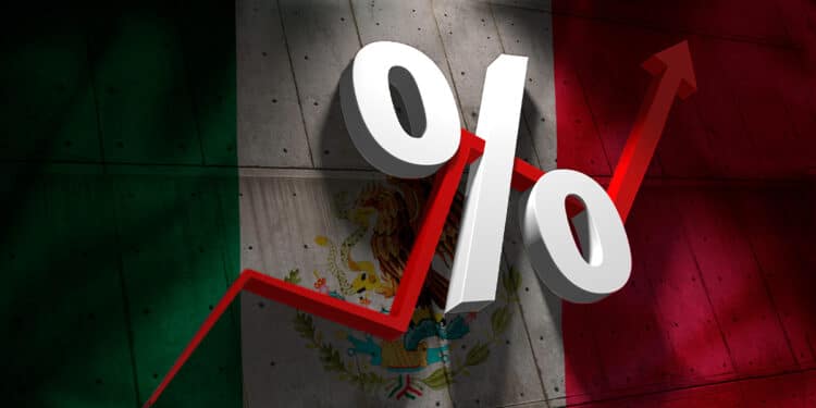Porcentaje representando la subida de las tasas de interes junto a bandera de México.