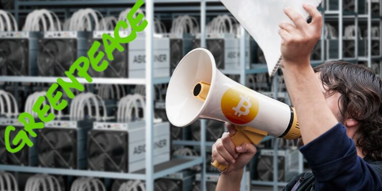 hombre protesta con megafono de bitcoin contra logo de Greenpeace con mineros asic de bitcoin en el fondo