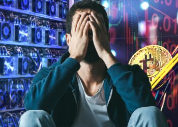 hombre preocupado cubriendo su cara con las manos con mineros asic de granja junto a moneda de bitcoin entre cables con gráfico bajista de precio en el fondo
