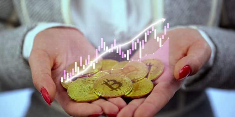 mujer sostiene monedas de bitcoin con gráfico creciente superpuesto