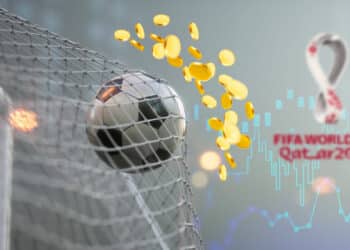 Balón de fútbol en arquería sacudiendo altcoins y logo de qatar 2022 al fondo