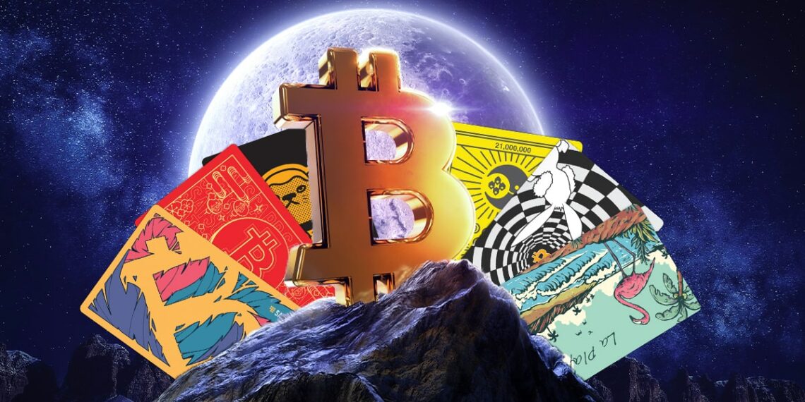 logo de Bitcoin sobre colina con tarjetas de distintos diseños detrás y luna en el fondo