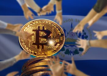 personas alzando sus manos para alcanzar moneda de bitcoin con bandera de el salvador en el fondo