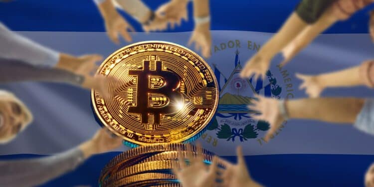 personas alzando sus manos para alcanzar moneda de bitcoin con bandera de el salvador en el fondo