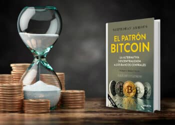 Reloj de arena con monedas y libro de The Bitcoin Standard