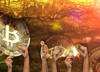 manos sostienen monedas de bitcoin con bitcoin incrustados en piedras en el fondo