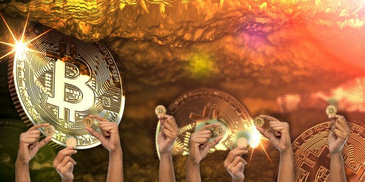 manos sostienen monedas de bitcoin con bitcoin incrustados en piedras en el fondo