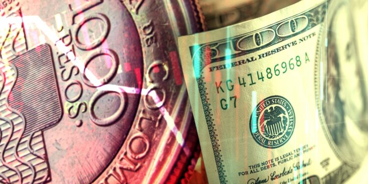 billete de dolar con gráfico alcista de precio junto a moneda de peso colombiano con gráfico de precio bajista