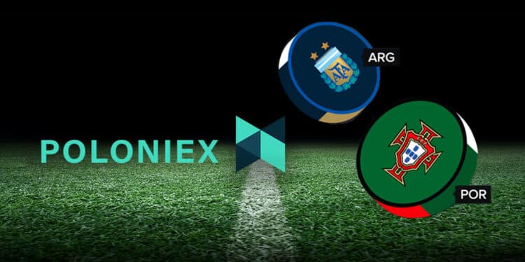 fan tokens de la selección de futbol argentina y la selección de futbol de Portugal junto a logo de Poloniex en campo de futbol