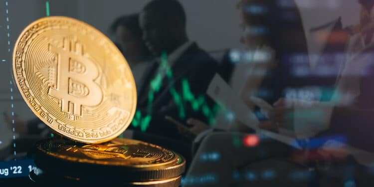 moneda de bitcoin con gráfico decreciente en el fondo con personas esperando