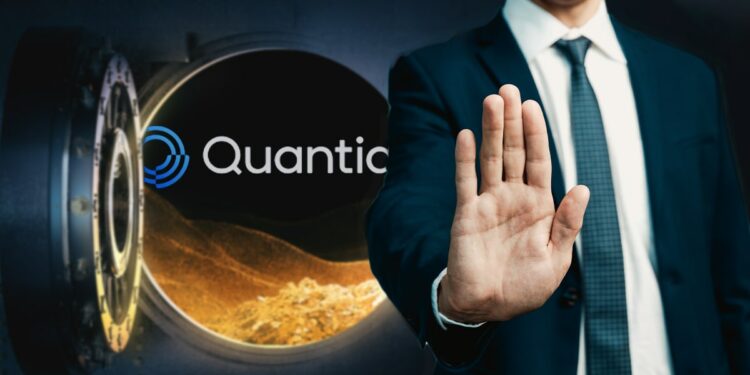 hombre alzando la mano en señal de pare con bóveda llena de monedas con logo de Quantia en el fondo.