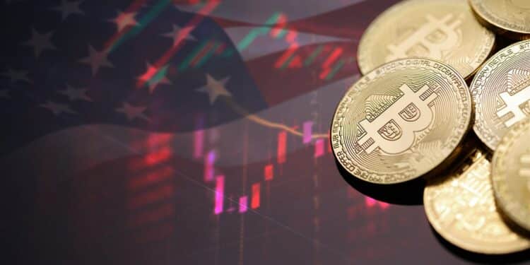 monedas de bitcoin sobre mesa con bandera de Estados unidos y rgáfico de inflación reflejados