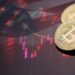 monedas de bitcoin sobre mesa con bandera de Estados unidos y rgáfico de inflación reflejados