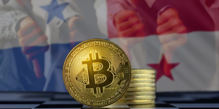 moneda de bitcoin sobre mesa con bandera de panamá en el fondo y personas mostrando rechazo