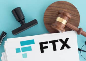 Papeles reguladores junto a logo de FTX.