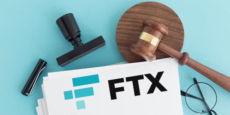 Papeles reguladores junto a logo de FTX.