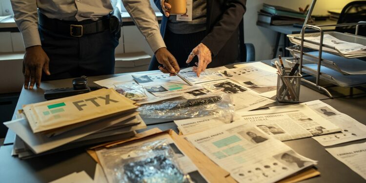 investigadores señalan pistas en documentos y pruebas con logos de FTX