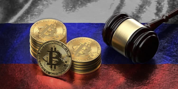 Bitcoin junto a martillo y bandera de Rusia.