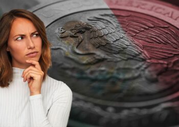 mujer curiosa con moneda de pesos mexicanos con bandera de méxico superpuesta en el fondo