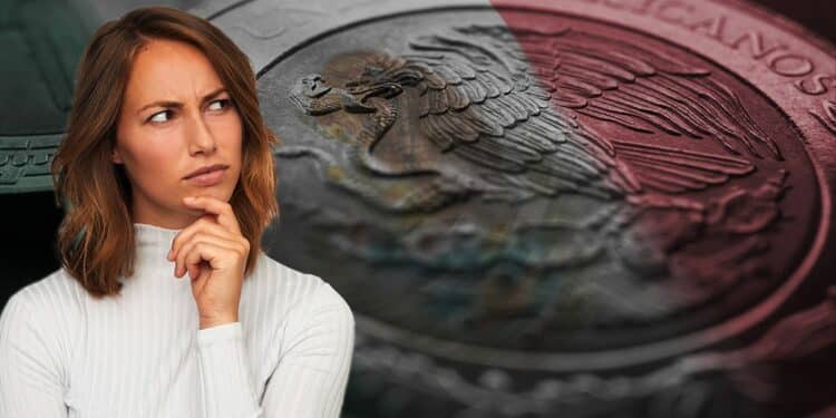 mujer curiosa con moneda de pesos mexicanos con bandera de méxico superpuesta en el fondo