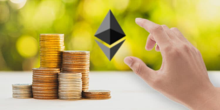 Pila de monedas con logo de ETh al fondo y mano