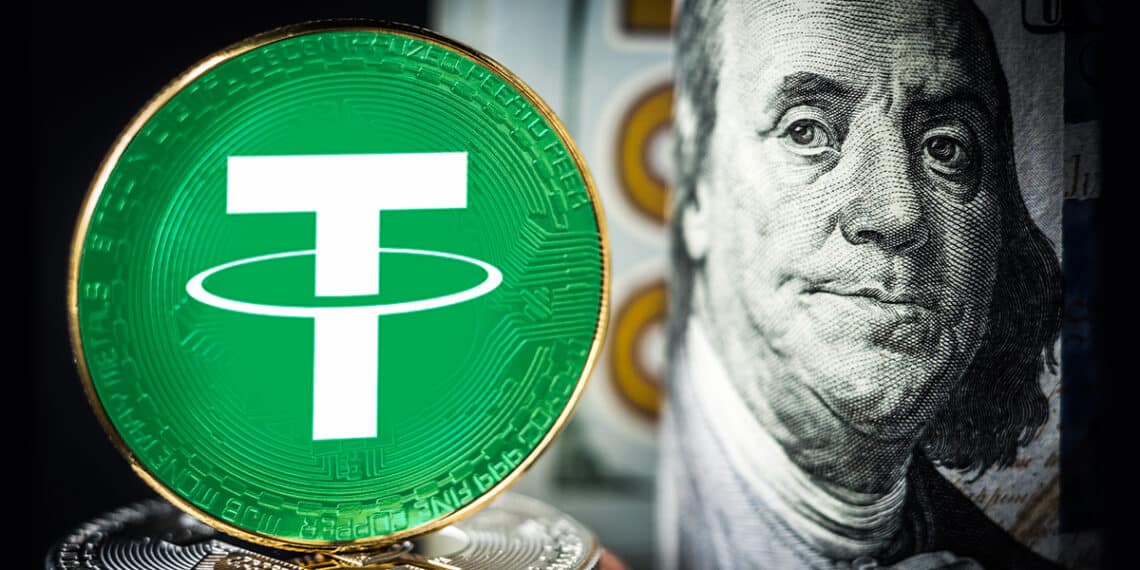 Tether junto a dolar.