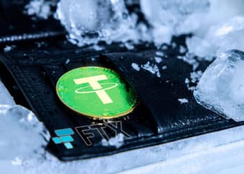 Billetera congelada con tether dentro de ella junto a logo de FTX.