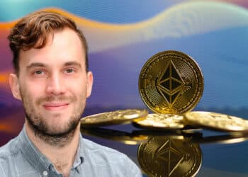 Tim Beiko junto a moneda de ethereum.