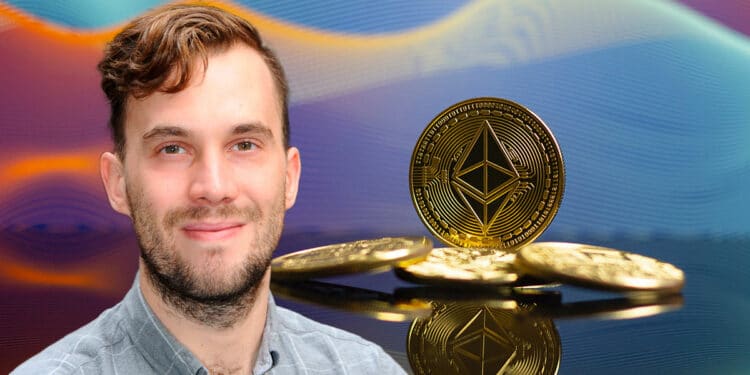 Tim Beiko junto a moneda de ethereum.