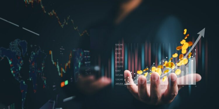 hombre muestra gráfico de precio en aumento con monedas junto a pantallas de exchanges