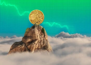 token de criptomonedas en el pico de una montaña sobre las nubes con gráfico de precio en verde en el fondo