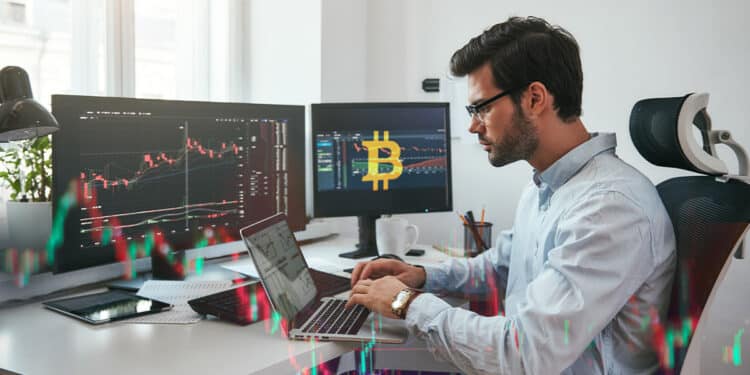 Trader analizando el precio de bitcoin.