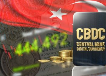 tablet con CBDC y monedas con dinero y bandera de turquia en el fondo