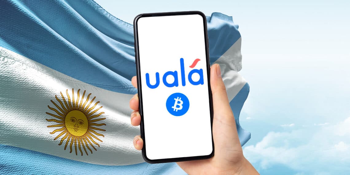 Aplicación de Uala junto a bandera de Argentina y bitcoin.