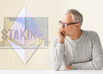 hombre preocupado con computadora haciendo staking de criptomonedas con logo de Ethereum superpuesto