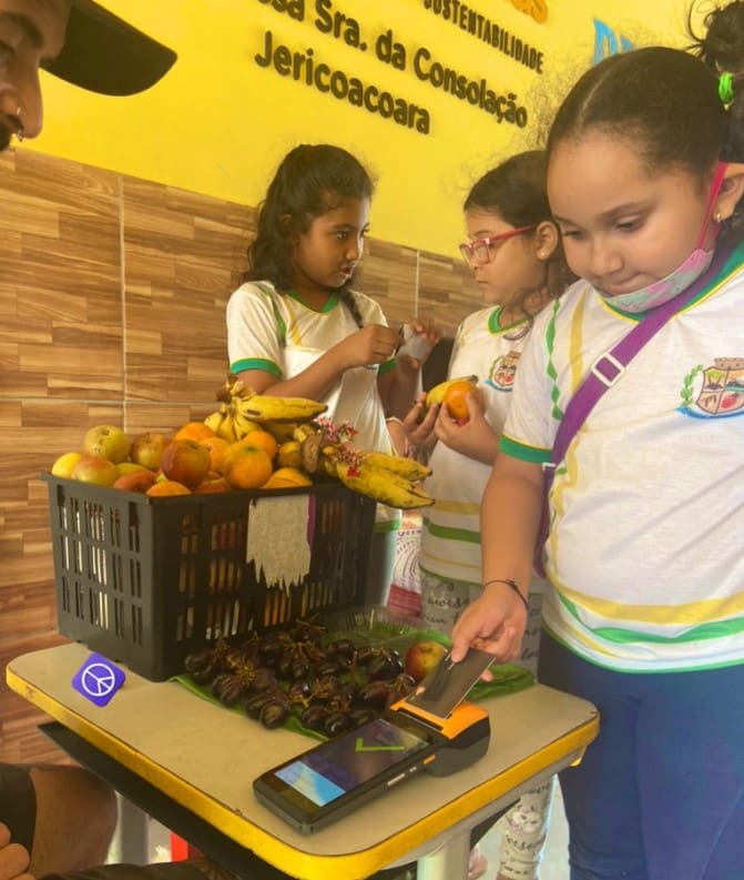 Niños aprenden a usar bitcoin.