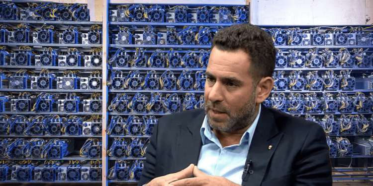 Emiliano Grodzki junto a granja de minería
