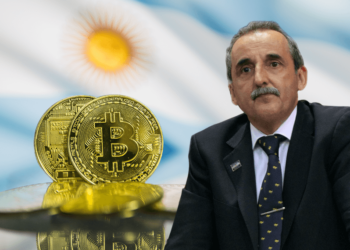 Guillermo Moreno junto a bitcoin y bandera de Argentina.