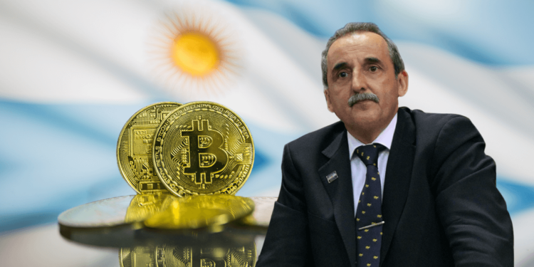 Guillermo Moreno junto a bitcoin y bandera de Argentina.
